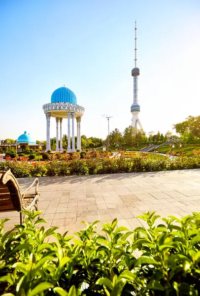 Ташкентская Телебашня Тошкент Телеминораси Мемориальная Колонна Круглой Крышей Парке Закате Стоковое Фото