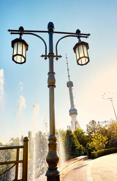 Taskent Televízió Televízió Torony Toshkent Teleminorasi Lámpaoszlop Szökőkút Ellen Üzbegisztánban Stock Fotó