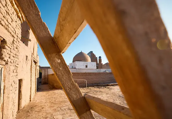 Madrasah Och Gamla Moskén Kupol Smal Gata Med Stege Förgrunden Stockbild