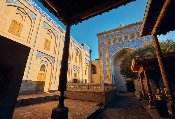 乌兹别克Khiva古城的Madrassah和清真寺内院 内有木制柱子和花园 免版税图库照片