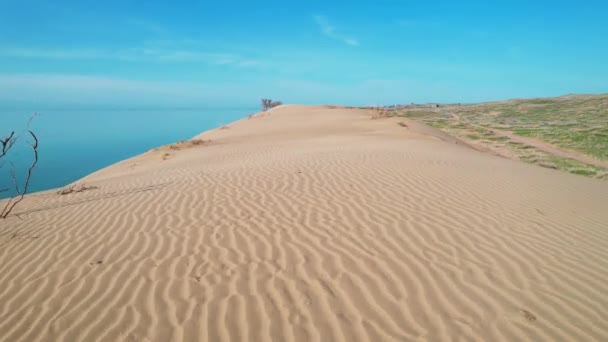 Güneşin Doğuşunda Bulanık Denizin Yakınında Sarı Kum Çölünün Drone Görüntüsü Video Klip