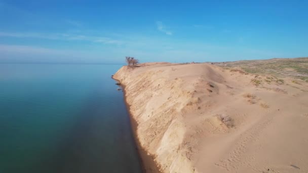 日出时分 空中无人驾驶飞机在朦胧的海面附近拍摄黄沙沙丘 自然景观背景 — 图库视频影像