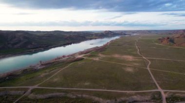 Ili Nehri ve bahar bozkırının Kazakistan 'daki bulutlu gökyüzünün hava görüntüsü.