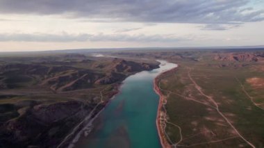 Ili Nehri ve bahar bozkırının Kazakistan 'daki bulutlu gökyüzünün hava görüntüsü.