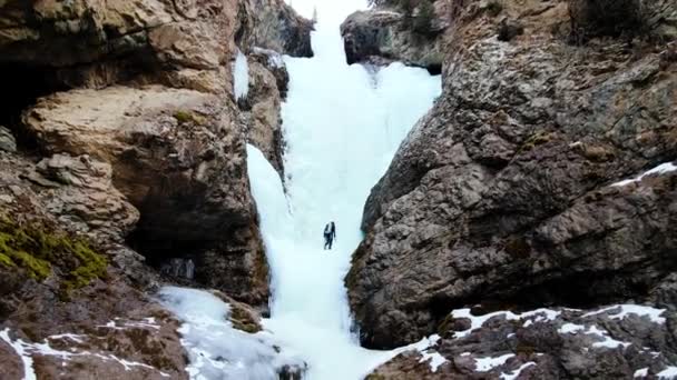 Aerial Drone Widok Sportowca Ice Alpinista Pieszo Wielkiego Zamarzniętego Wodospadu Klip Wideo