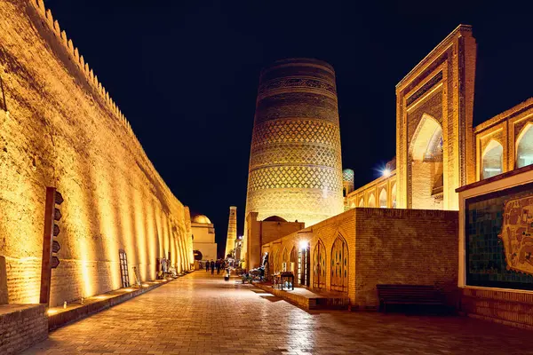 乌兹别克斯坦Khiva市Itchan Kala市中心Kalta Minor Minaret附近历史中心的街市Bazar 夜间照明 图库照片