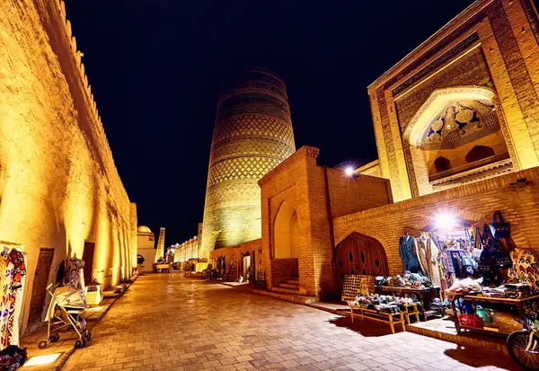 우즈베키스탄 기바의 도시에서 미나르 미나렛 역사적인 센터에서 바자르 스톡 사진