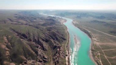 Ili Nehri 'nin ve Kazakistan' daki mavi bulutlu gökyüzünde bahar bozkırının hava görüntüsü.