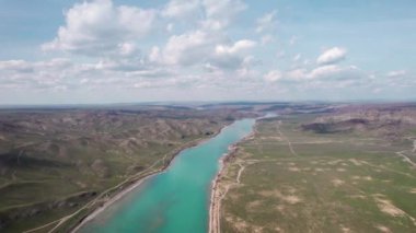 Ili Nehri 'nin ve Kazakistan' daki mavi bulutlu gökyüzünde bahar bozkırının hava görüntüsü.