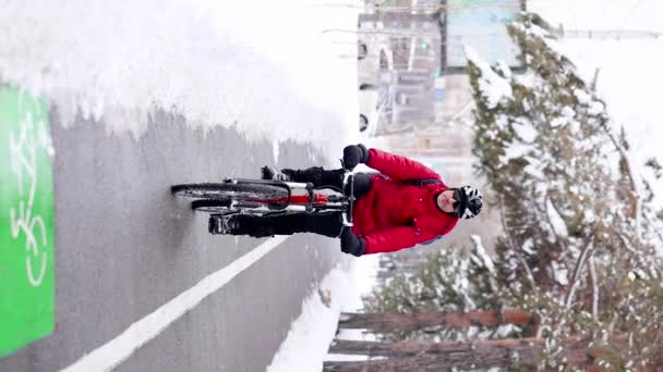 Вертикальное Видео Человека Красной Куртке Велосипедной Дорожке Зимний Городской Велосипед Видеоклип