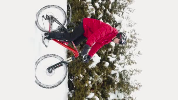 Vídeo Vertical Homem Casaco Vermelho Andando Bicicleta Parque Nevado Ciclismo Filmagem De Bancos De Imagens Sem Royalties
