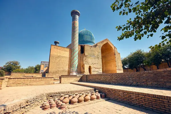 乌兹别克斯坦撒马尔罕的古建筑Gur Emir Mausoleum的外面 有尖塔和蓝色穹顶的Tamerlane Amir Timur尖塔 图库照片