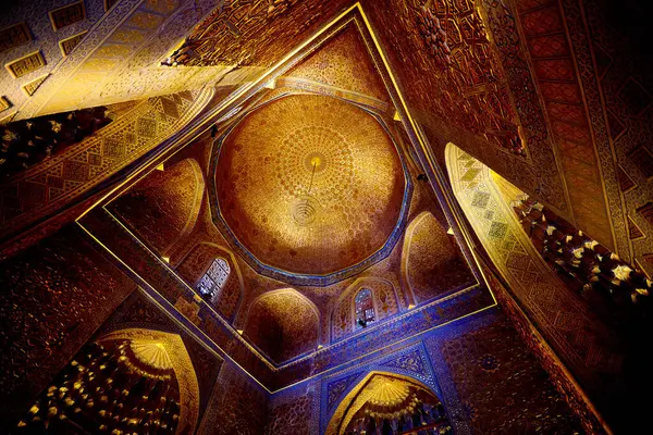 乌兹别克斯坦撒马尔罕Gur Emir Amir Temur陵墓的金色内部天花板和拱门 图库图片