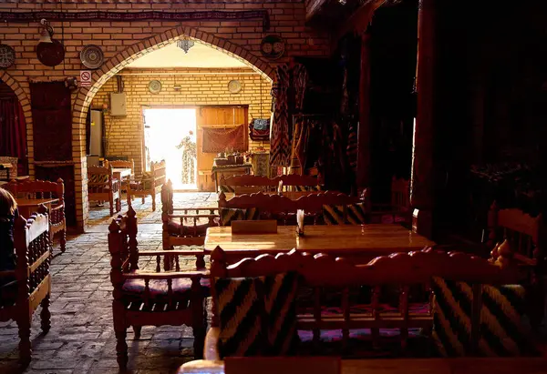 우즈베키스탄 중앙아시아의 부하라 시에서 테이블과 의자와 전통적인 우즈베크 하우스 차하나 로열티 프리 스톡 사진