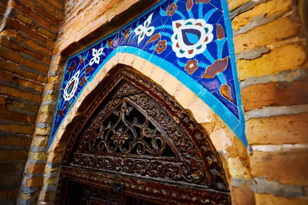 乌兹别克斯坦撒马尔罕的古建筑Gur Emir Mausoleum的外面 有尖塔和蓝色穹顶的Tamerlane Amir Timur尖塔 免版税图库图片