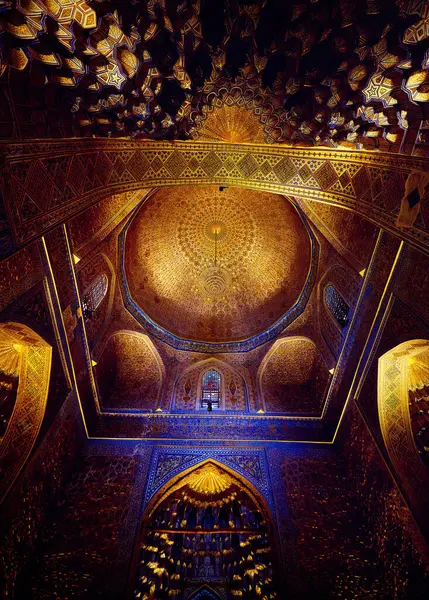 乌兹别克撒马尔罕Gur Emir Amir Temur陵墓的金色内部天花板和拱门 图库图片