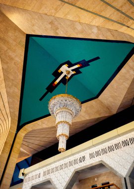 Semerkant, Özbekistan - SEPTEMBER 18, 2023: Bekleme salonundaki Semerkant Demiryolu İstasyonu 'nun İçi' nde klasik avize 