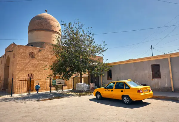 Samarkand Usbekistan September 2023 Gelbes Taxi Und Moschee Der Nähe lizenzfreie Stockbilder