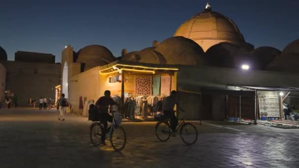 Bukhara Uzbekistan September 2023 Avondmarkt Een Toerist Het Historische Centrum Stockvideo's
