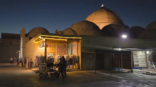 Bukhara Uzbekistan September 2023 Avondmarkt Een Toerist Het Historische Centrum — Stockvideo