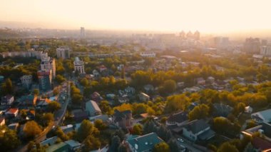Alfarabi Bulvarı 'nın hava aracı manzarası. Araba trafiği ve Kazakistan' ın Almaty şehrinde büyük binalar gökdelenleri.