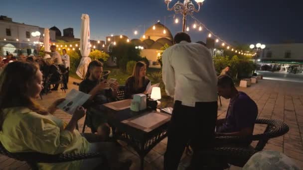 Bukhara Uzbekistán Septiembre 2023 Los Turistas Cenan Cafetería Calle Antigua Video de stock libre de derechos