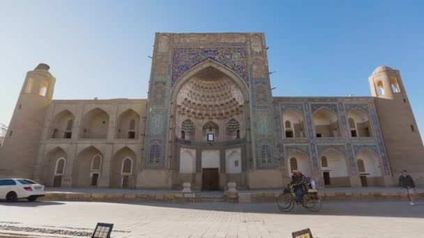 Bukhara Uzbekistan September 2023 Lokale Bevolking Fietst Fiets Madrasah Van Rechtenvrije Stockvideo's