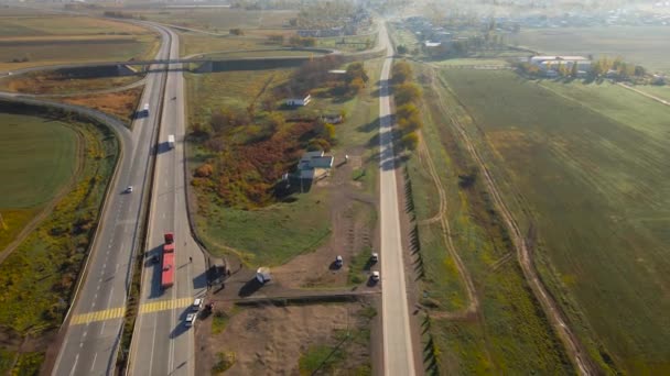 Letecký Dron Pohled Panorama Silnice Dopravou Blízkosti Žlutého Pole Podzim Stock Záběr
