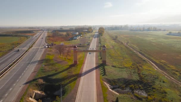 Letecký Dron Pohled Panorama Silnice Dopravou Blízkosti Žlutého Pole Podzim Royalty Free Stock Záběr