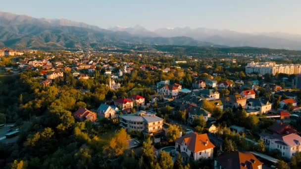 Cami Büyük Binaların Hava Aracı Manzarası Almaty City Kazakistan Günbatımında Stok Video