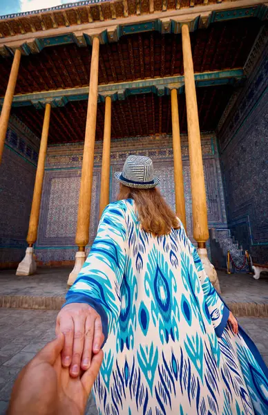 Mavi Mozaik Sarayı Nın Avlusunda Etnik Elbiseli Bir Kadın Turist Stok Fotoğraf