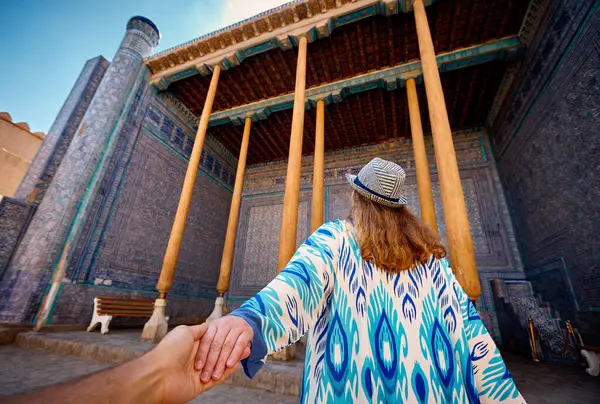 Женщина Туристка Этнической Одежде Внутреннем Дворе Голубого Мозаичного Дворцового Зала Лицензионные Стоковые Изображения
