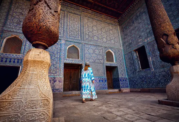 Touristin Ethnischer Kleidung Innenhof Des Blauen Mosaik Palastes Tash Hauli lizenzfreie Stockfotos
