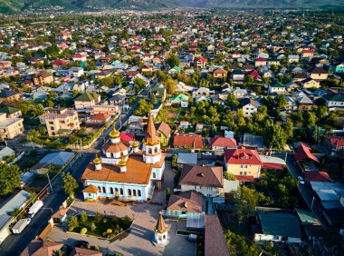 Katedral Rus Ortodoks kilisesinin Almaty City, Kazakistan 'daki kar dağı arkaplanlı hava aracı görüntüsü.