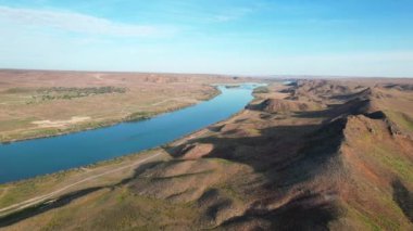 Ili Nehri 'nin ve Kazakistan' daki mavi bulutlu gökyüzünde bahar bozkırının hava görüntüsü.