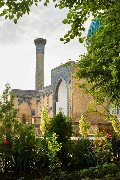 Kubbeli ve Özbekistan 'ın Semerkant şehrinin merkezinde Asya' nın ünlü tarihi hükümdarı Amir Timur 'un kuleleri bulunan Gur Emir mozolesi.