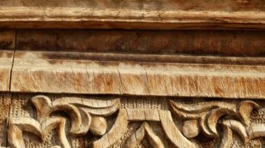 Özbekistan 'ın Semerkant şehrinin merkezindeki Registan Meydanı mozolesi yakınlarındaki eski kapının ahşap oyma kalıpları.