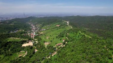 Kazakistan, Almaty şehri yakınlarındaki dağ köyünün güzel hava aracı manzarası.