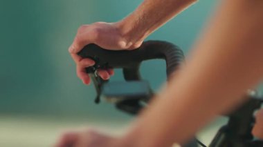 Yol kenarındaki bisiklet kulplu bardaki sporcunun ellerini GPS Navigator ile kapat.