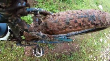 Yokuş aşağı Enduro dağ bisikleti arka tekerlek toprak çamurda yol üzerinde, Kazakistan bozkırında.