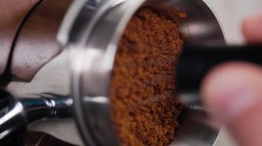 El baristasının el yapımı kahve yaparken çekilmiş dikey bir video. El yapımı kahve. Kahve karıştırırken kahve karıştırılmış.