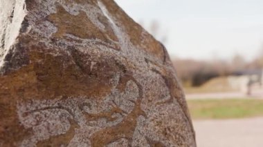 Kaya resimleri, Kazakistan 'ın Almaty şehrinde hava arkeoloji müzesini açıyor.