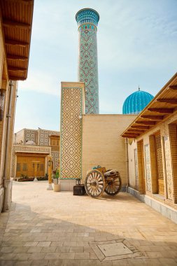 Özbekistan 'daki Semerkand Ebedi Şehri Boqiy Shahar Registan kompleksinde minaresi olan dar bir ortaçağ sokağı ve camii.