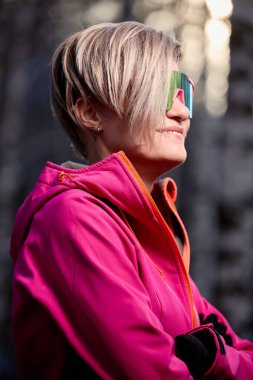 Pembe ceketli ve Birchwood Grove 'da güneş gözlüklü bir kadının portresi.