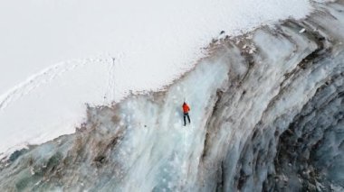 Kazakistan 'ın Almaty kenti yakınlarındaki dağlardaki Bogdanovich buzulunda buzdan tırmanan sporcuların insansız hava aracı görüntüsü.