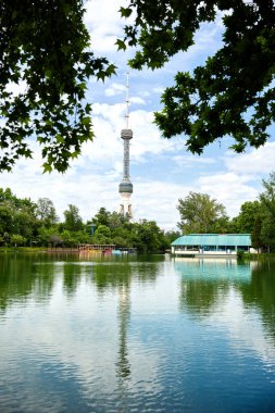 Özbekistan 'daki nehre yansıyan Taşkent Televizyon Kulesi Toshkent Teleminorasi