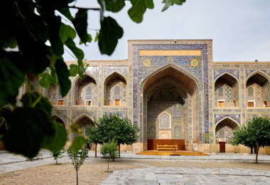 Özbekistan 'ın antik Semerkant şehrinin göbeğindeki Registan' daki eski halk meydanı kompleksinde iç avlusu olan güzel bir medrese. Orta Asya 'da turizm ve seyahat kavramı