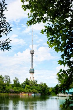 Özbekistan 'daki nehre yansıyan Taşkent Televizyon Kulesi Toshkent Teleminorasi