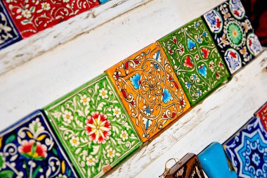 Özbekistan 'ın Khiva kentindeki sokak pazarında sarı ve yeşil boyalı seramik fayanslar mıknatıs eşyası