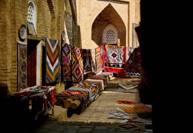 Özbekistan 'ın eski Khiva kentindeki el sanatları atölyesinde halı satan bir dükkan.